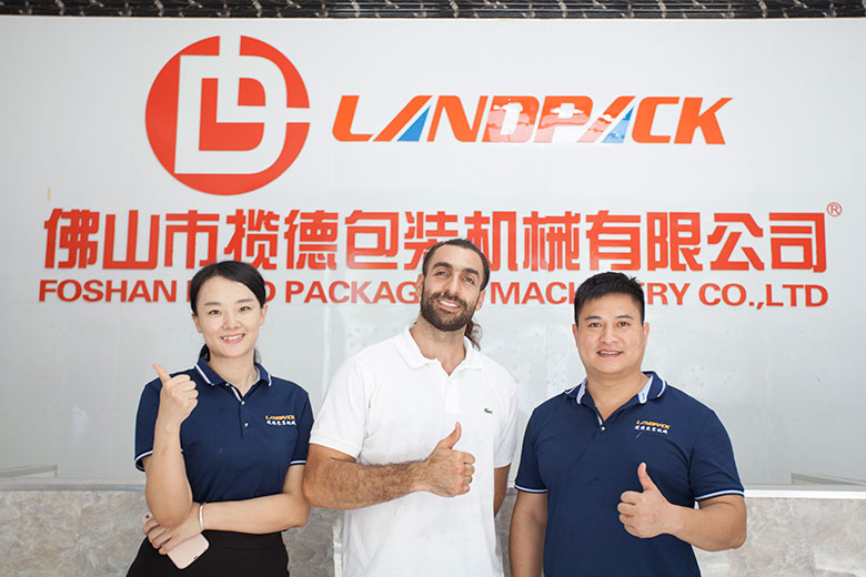 尼日利亞客戶購買LD-320L液體包裝機